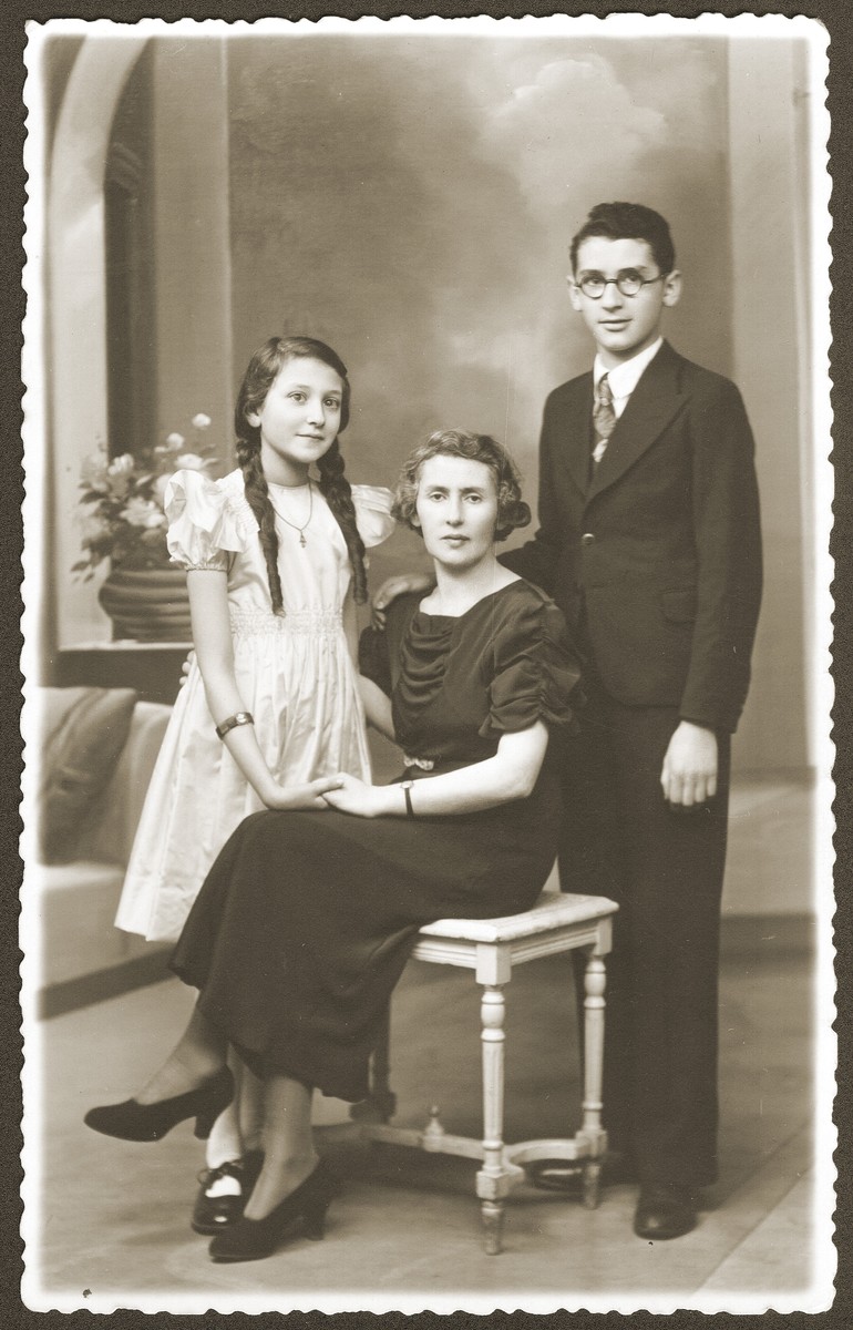 Formal portrait of Dworja Raca Rubinsztejn, left, with her mother, Chaya, and her brother, Armand.