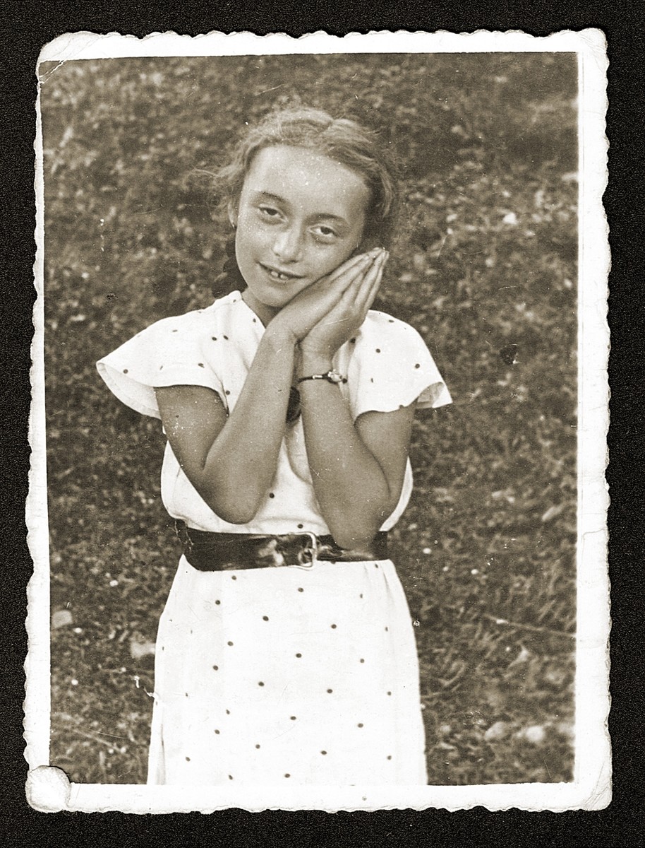 Portrait of a Jewish girl, Maniusia Gipsman, in the Bedzin ghetto.
