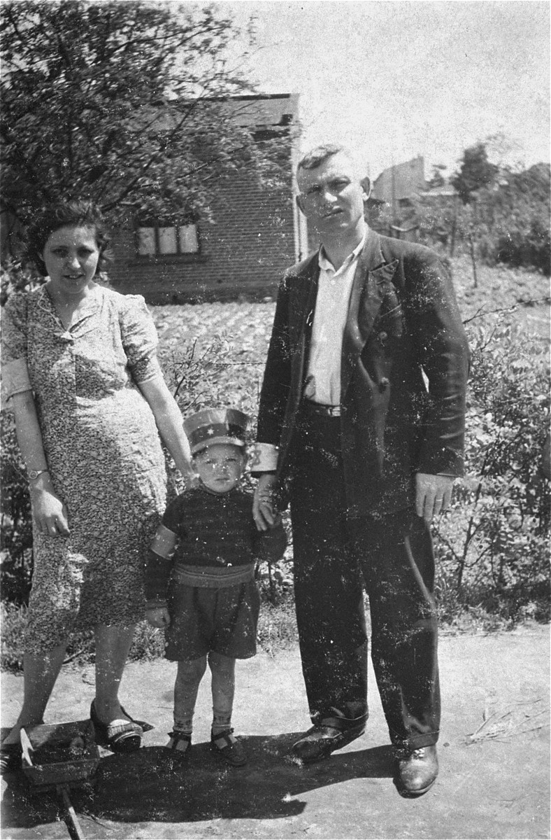 Jacob Jachimowicz with his wife and son in the Piotrkow Trybunalski ghetto.

Jacob is the brother of Binem Jachimowicz.