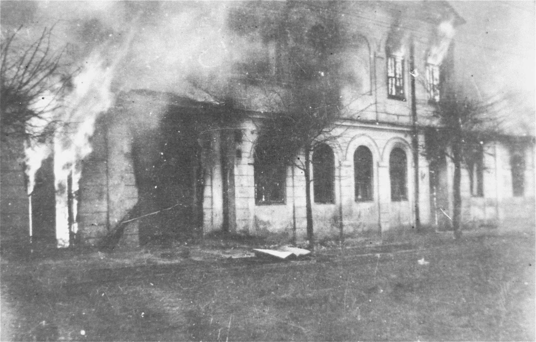 View of a burning synagogue in Siedlce.