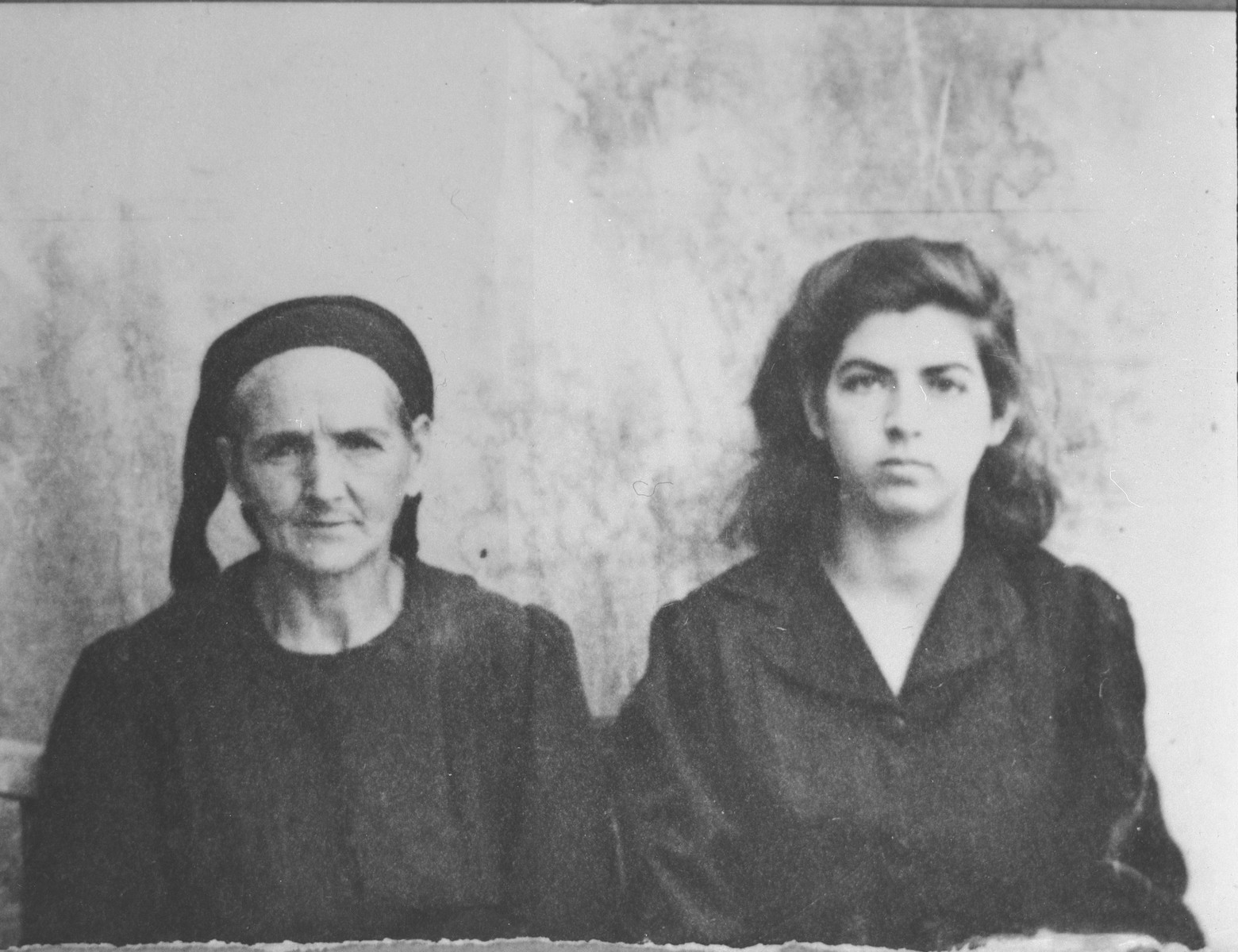 Portrait of Palomba Pardo, wife of Yosef Pardo, and Yosef's daughter, Rashel.  Palomba was a laundress and Rashel, a student.  They lived at Avliya 6 in Bitola.