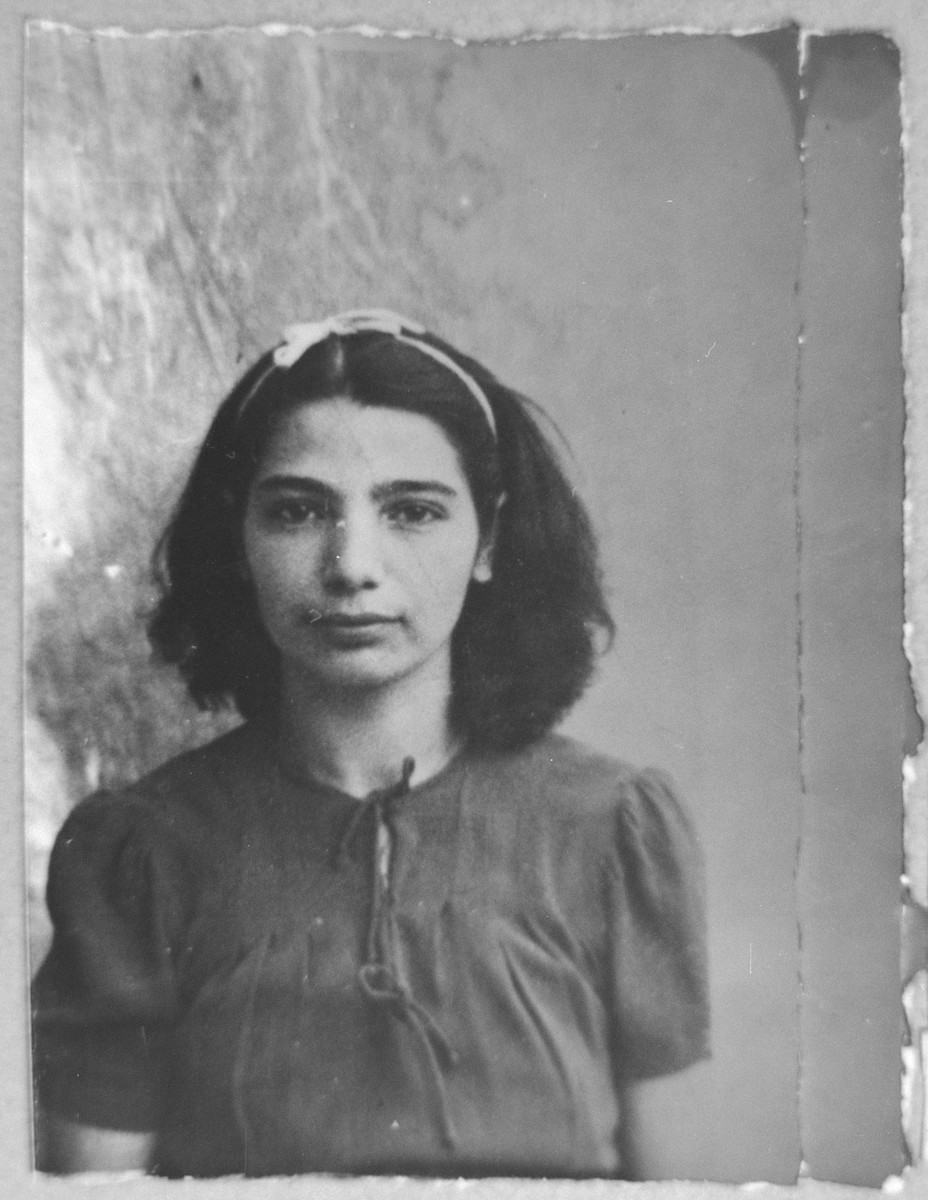 Portrait of Ester Nachmias, daughter of Yosef Nachmias.  She was a student.  She lived at Gligora 16 in Bitola.