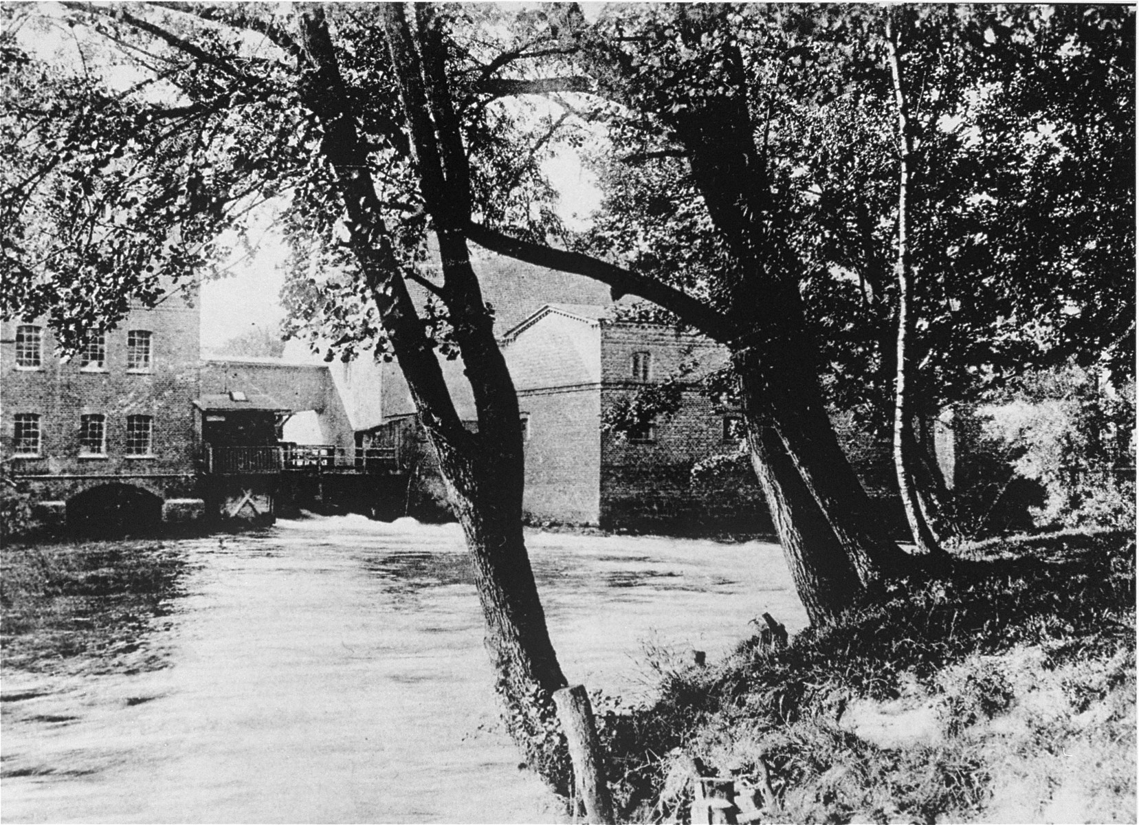 View of the Schlawer Muhlenwerke, a mill owned and operated by Hugo Gottschalk.  

The mill was founded in 1872 by Benno Gottschalk (1834-1902).  His son, Hugo, took over the mill after his death.  The mill remained in the hands of the Gottschalk family until 1923, when it was sold to the city of Schlawe.
