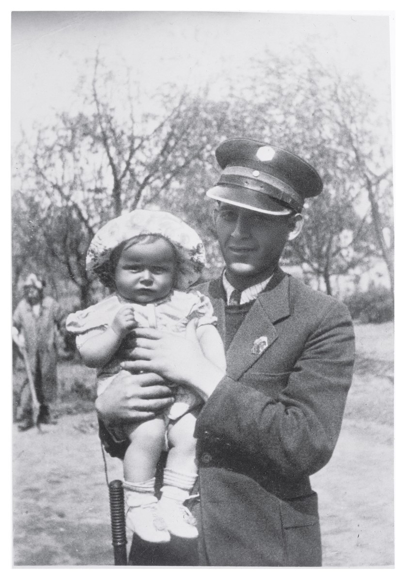 Jakub Zonszajn poses with his baby daughter Rachel in the Siedlce ghetto.
