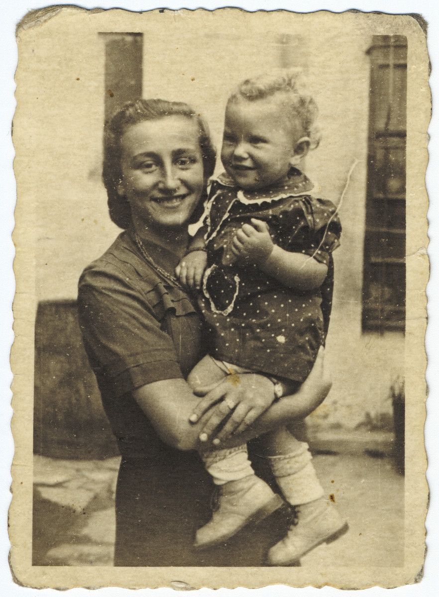 Antonia Polland (Tosia) holds her niece Stefania Hoffman, in her arms shortly before the creation of the Krakow ghetto.