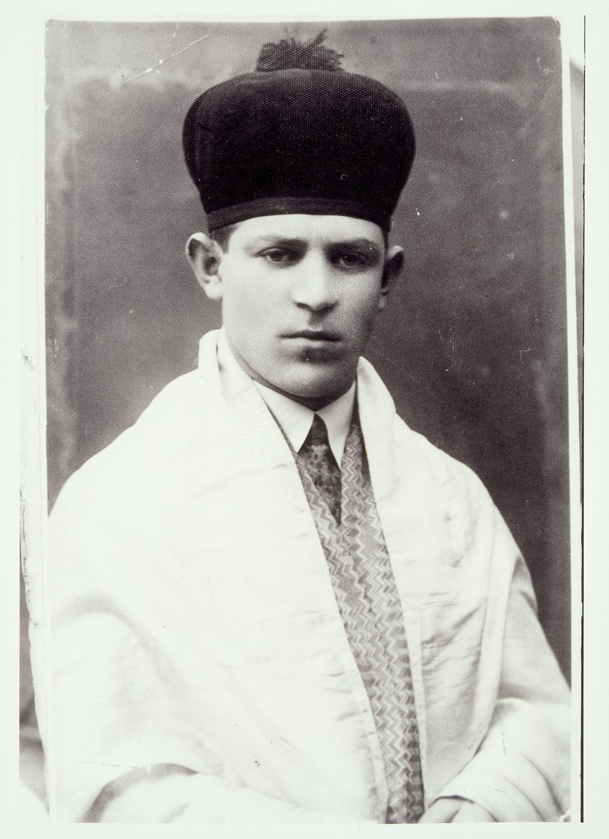 Portrait of Gedalia Ginunski, a cantor from Eisiskes who was a performer in the Vilna Hazzanim (cantors) Quartet.