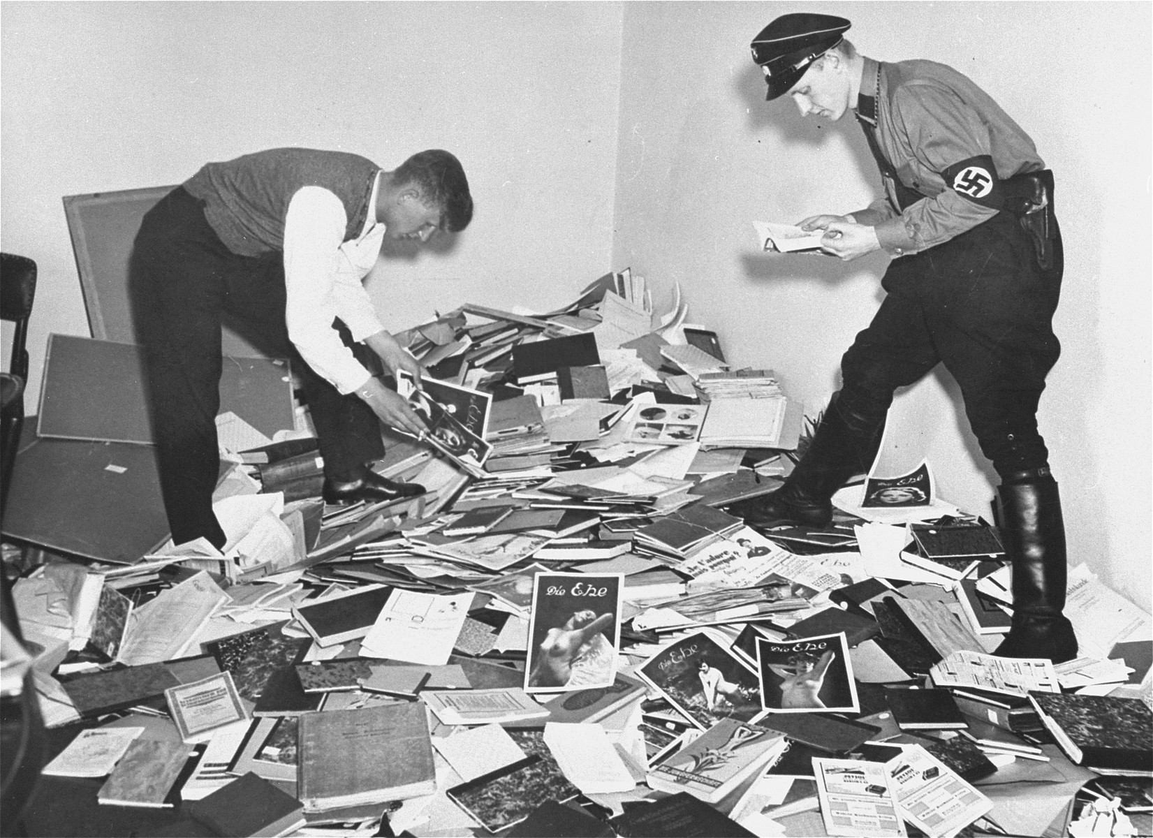 German students and Nazi SA plunder the library of Dr. Magnus Hirschfeld, Director of the Institute for Sexual Research in Berlin. The materials were loaded onto trucks and carted away for burning. The public library of the Institute comprised approximately 10,000 mostly rare German and foreign books on the topics of sex and gender. (Manfred Baumgardt, Berlin)