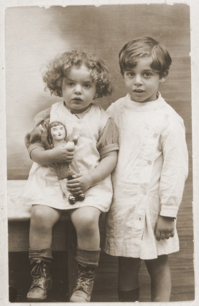 Portrait of a Jewish brother and sister in France.

Pictured are Rajzl and Szlojme Dresner, relatives of the donor, Szlama Kleiner.