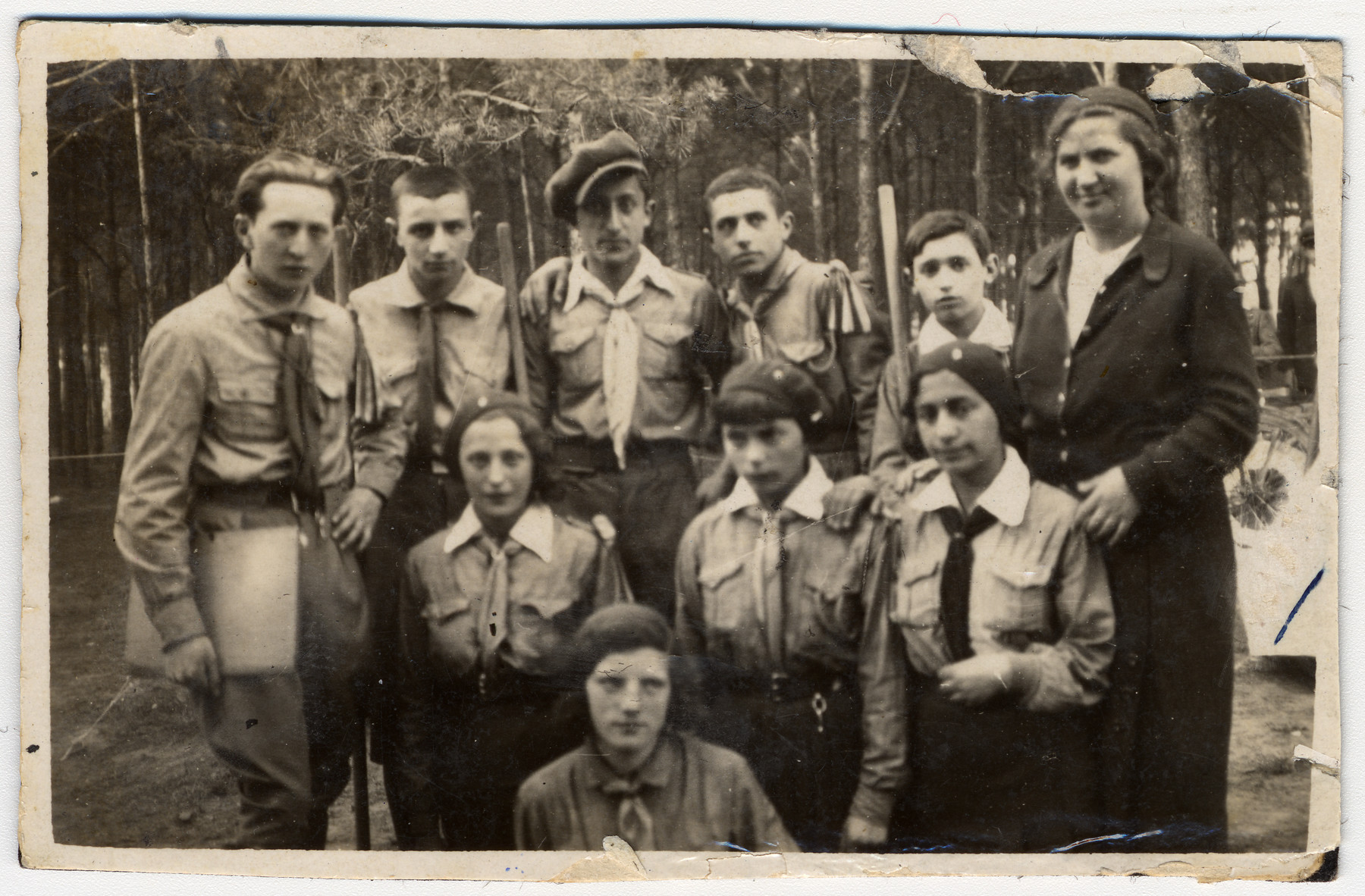 Portrait of a Gordonia Zionist youth group in Dobrzyn.

Among those pictured is Issachar Fater (second row, center).