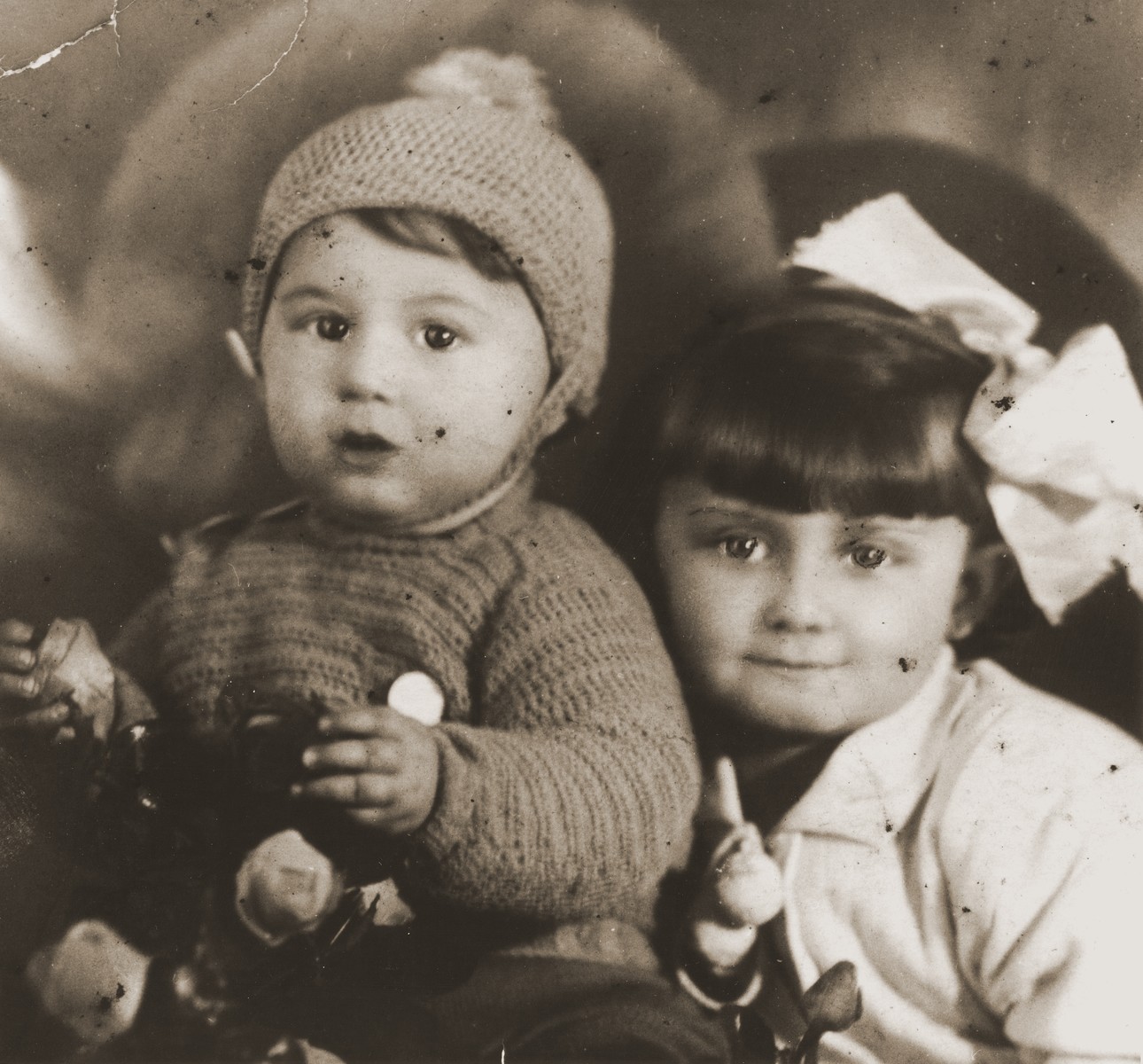 Portrait of two Jewish siblings in Katowice.

Pictured are Salusia and Wolf Goldblum.