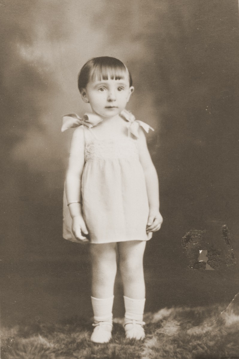 Portrait of Dora Leizorek, daughter of Gita and Wulf Leizorek, who emigrated from Bedzin to Buenos Aires.