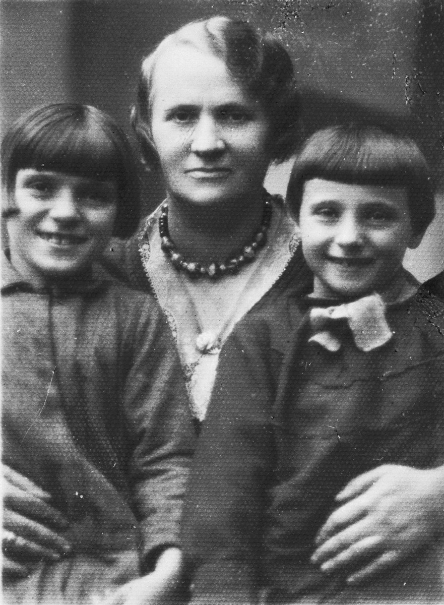 Chaya Kleinhandler poses with her two nieces, Zosa (left) and Pesele (right) Moszenberg in Chmielnik, Poland.
