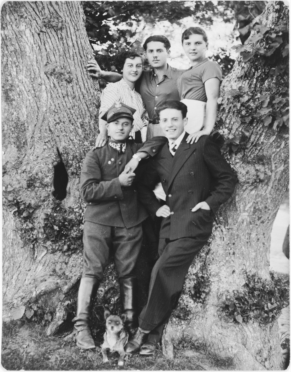 Avram Kleinhandler (in uniform) poses with members of his family during a furlough from the Polish army.

Pictured in the front row from left to right are: Avram and Moshe Kleinhandler; above are: Hela, Leibisz and Bluma Kleinhandler.