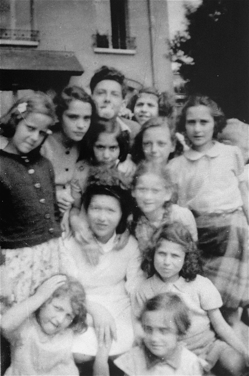 A group of children in front of the OSE Home in Draveil.