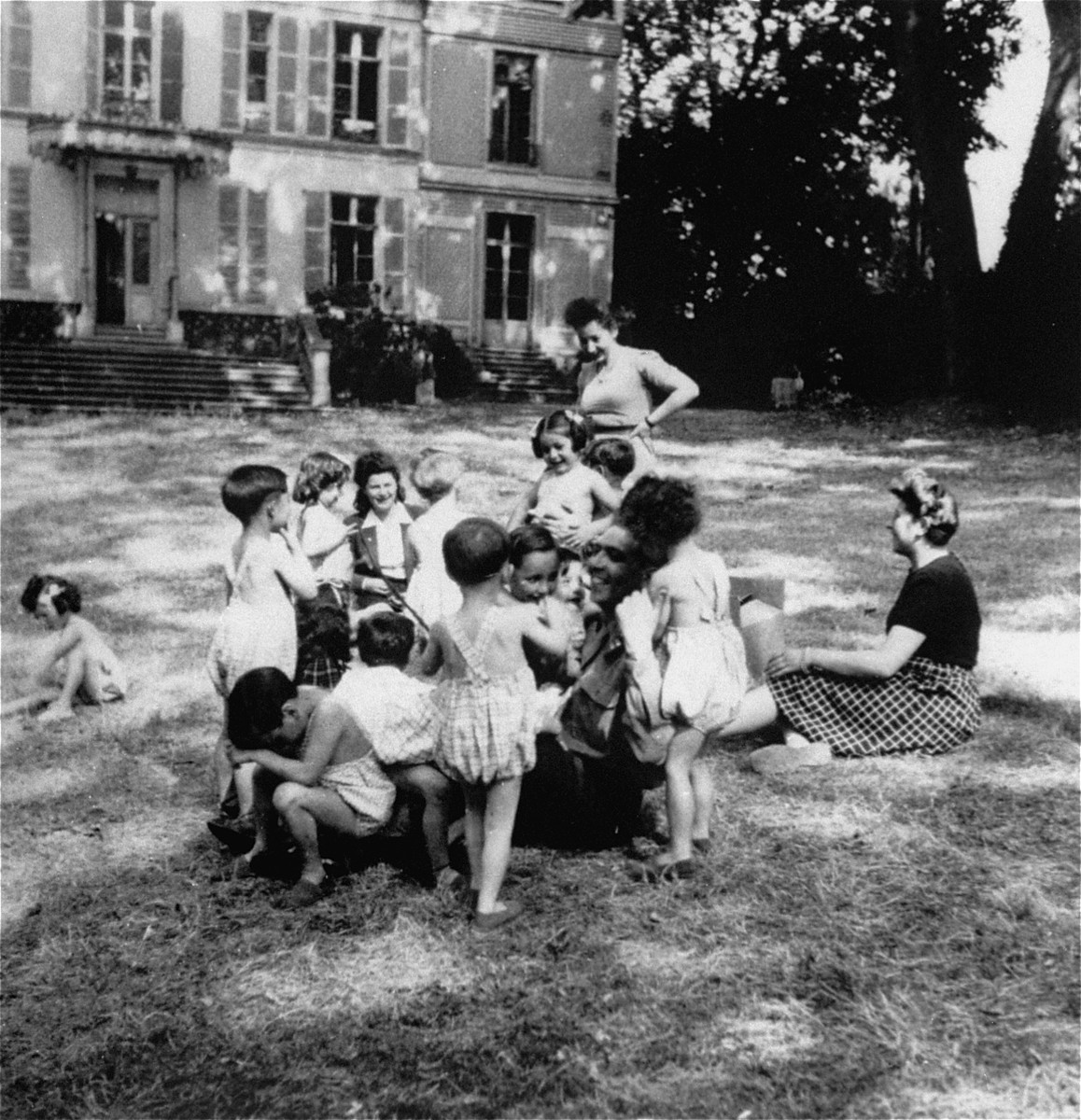 A group of children with whom Hermine Markovitz was working while being trained. She believes it was in Sevres and that Simone Weil may possibly be in this photograph.