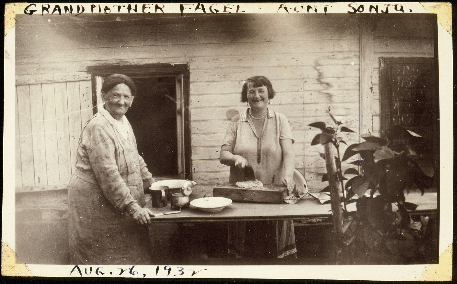 Feige Virshubski prepares a meal with her daughter, Sonia Saposnikow.
