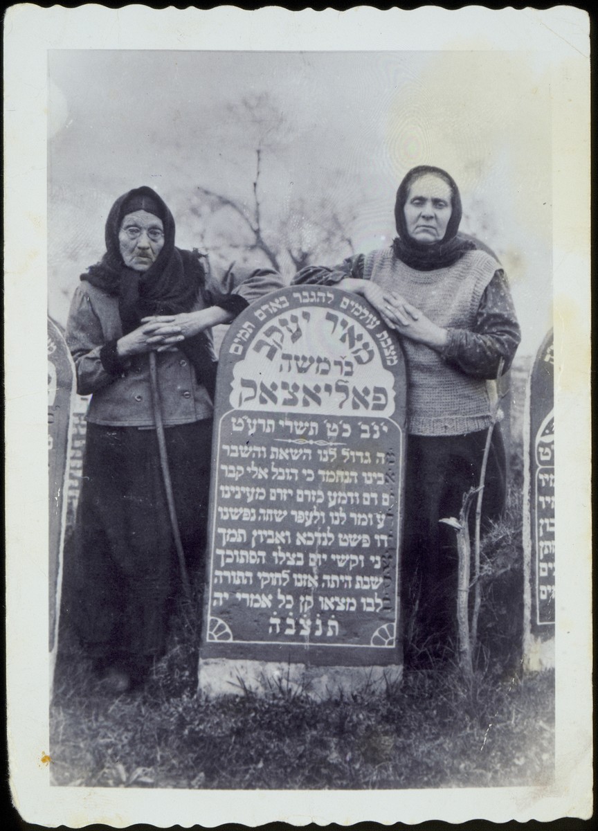 Mrs. Polaczek and her daughter Mariyasl Yurkanski stand by the grave of their husband and father, Meir Yaakov Polaczek.

Mrs. Polaczek was murdered by the Germans during the September 1941 mass killing action in Eisiskes.   Mariyasl Yurkanski was killed after the war by the Polish Home Army.