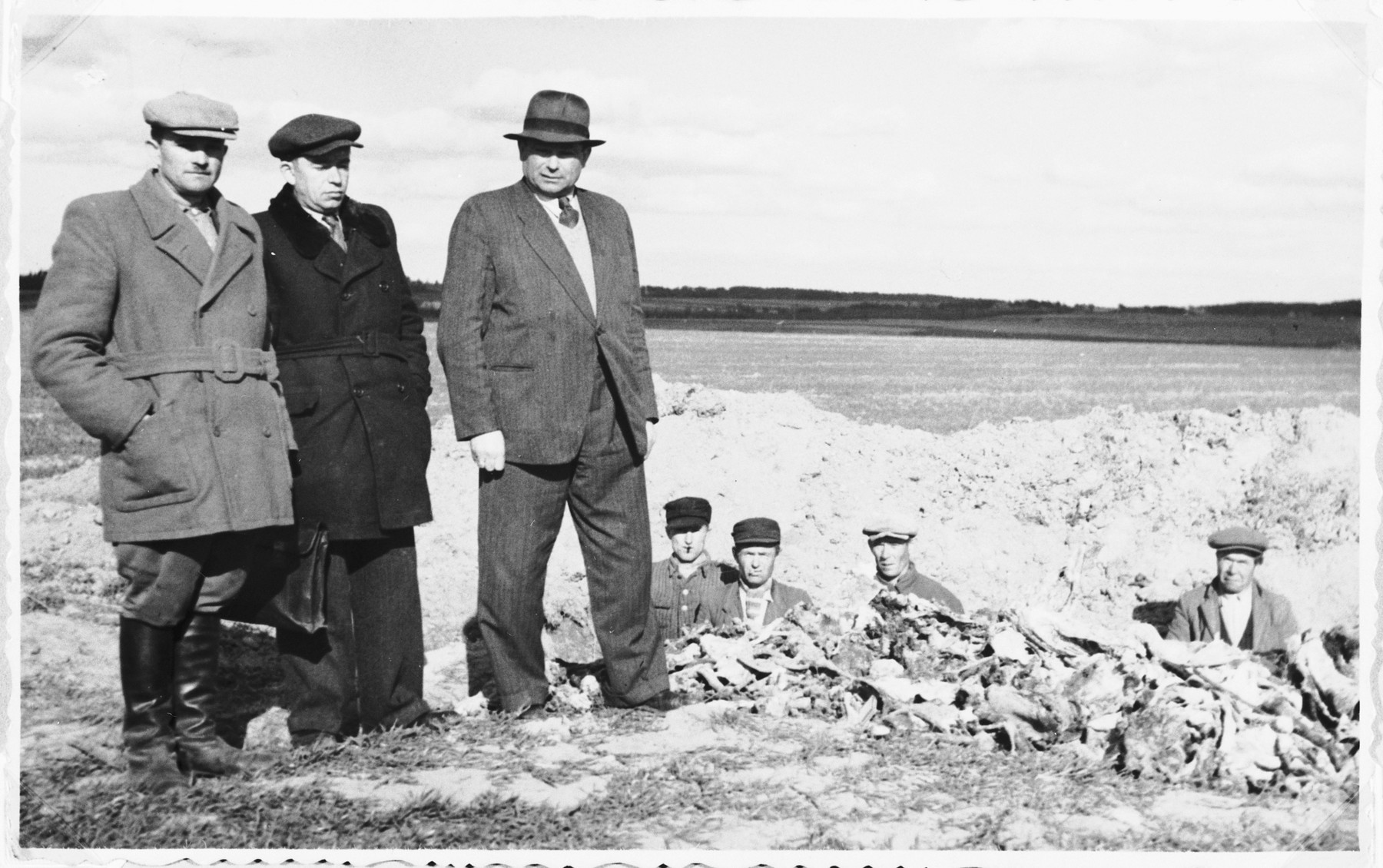 Jewish survivors and Polish workers exhume the bodies of Jews killed during the liquidation of Siemiatycze so that they can be properly reburied at the entrance to the Jewish cemetery.

Yehoshua Kejles is standing at the right.  His father, Efraim Kejles, was among those murdered.