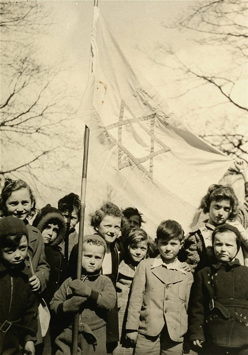 Jewish DP children pose in front of a Zionist flag at the Warburg children's home in Blankenese.