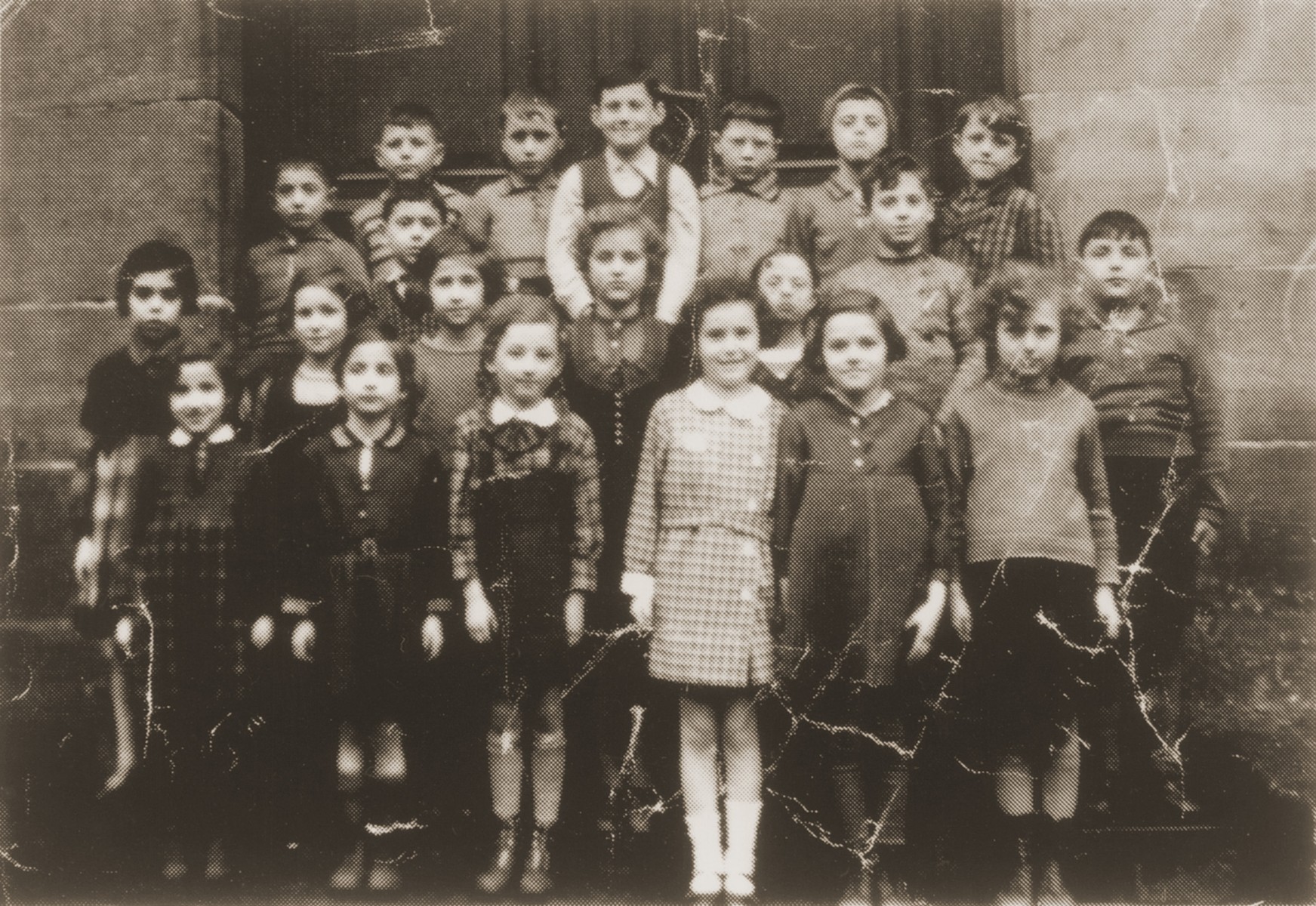 Group portrait of students at the Jewish primary school in Fuerth.