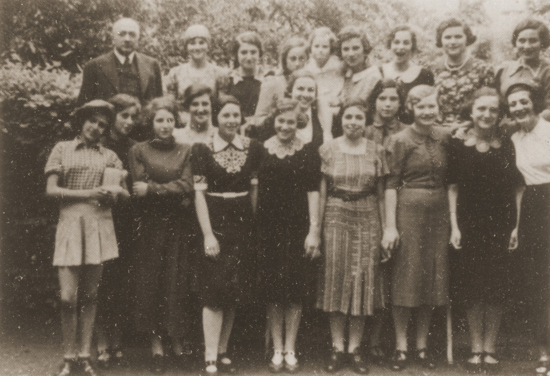 Group portrait of Jewish girls in the confirmation class of Rabbi Dr. Heilbronn in Fuerth, Germany.

[Standing in the front row right may be Ruth Heymann and Seidenberg.]