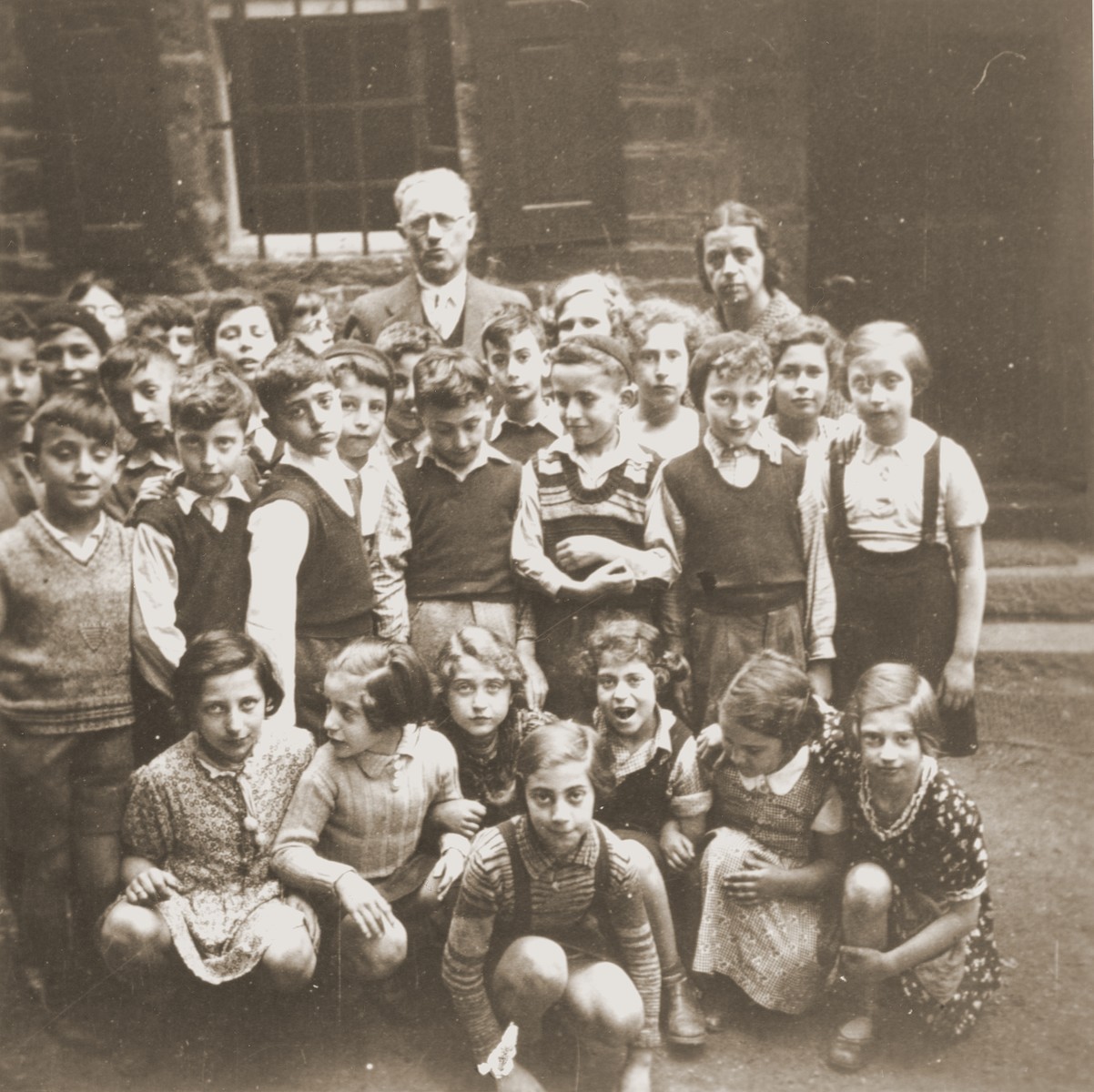 Group portrait of students at the Israelitische Volkschule Essen after the expulsion of the children of Polish origin. 
Among those pictured is the teacher, Fritz Kaiser, (standing at the back), and Heinz Straus (center, in front of Kaiser).