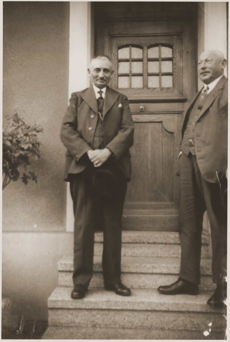 Sigmund Vogel (left) poses with Leopold Vogel in front of Sigmund's house in Nieder-Saulheim, Germany.

Sigmund was the maternal grandfather of the donor Werner Mendel.