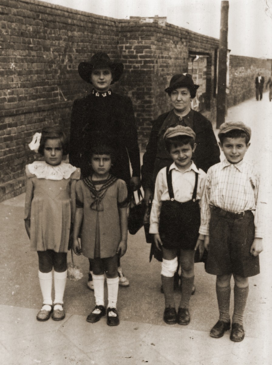 Hinda Sztajnberg (left), her mother-in-law Mrs. Warszawski  (the donor's maternal aunt), and her children:  Pictured from right: Mordechai Zvi (Motek), Avraham Itzhak, little sister (name unknown) and Feiga Bluma Sztajnberg. All perished in Auschwitz.