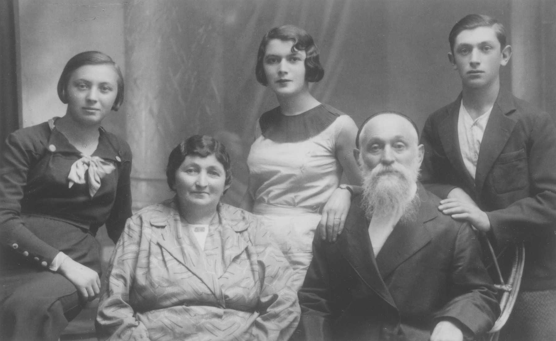 Portrait of the Cymbler famIly in Bedzin.  Pictured from left to right are: Rachel, Rajzla, Chaja Itla. Herszlik, and Jacob Cymbler.