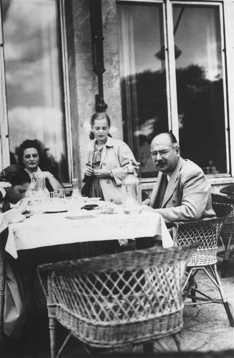 The Dezsoefi twins, Dorottya (far left) and Ida Marianne (standing) share a meal with their aunt, Elizabeth Tieberger and their stepfather, George Paul.
