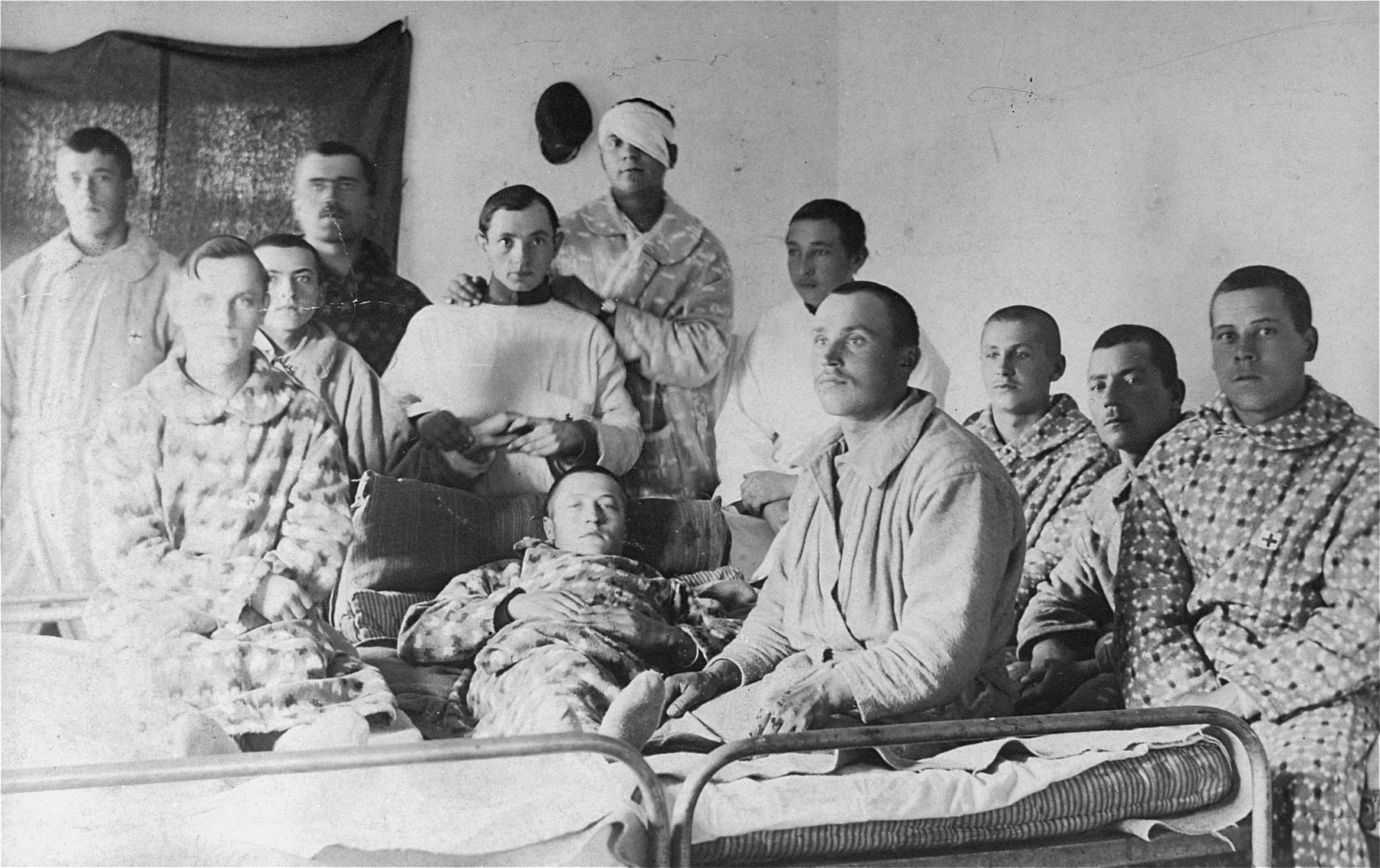 Group portrait of convalescing soldiers in a hospital [possibly Jewish veterans of the First World War in Minsk].