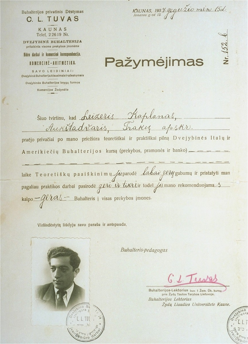 Diploma issued by the Dvejybine Buhalterija (bookkeeping school) in Kaunas to Eliezer Kaplan, certifying that he has fulfilled the requirements to work as a bookkeeper.
