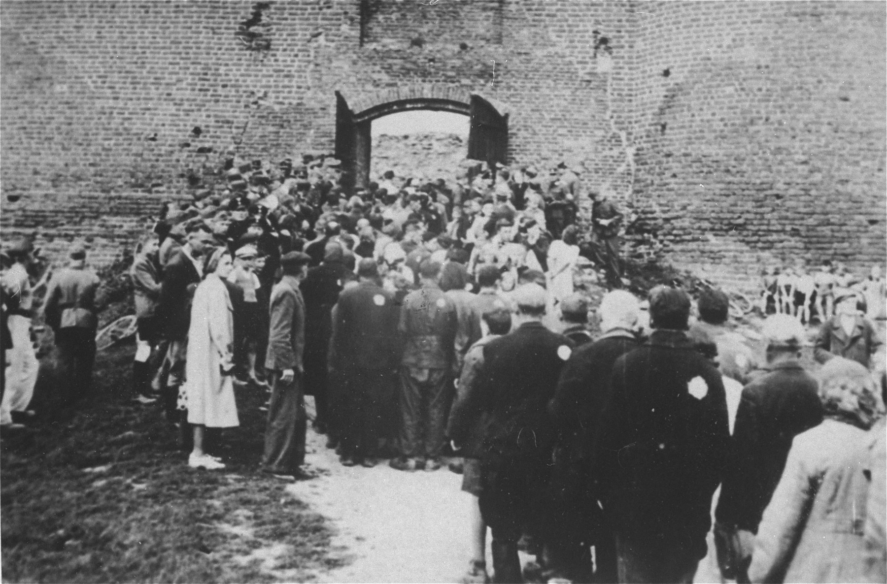 Jews from the Ciechanow ghetto are assembled in a fortress.