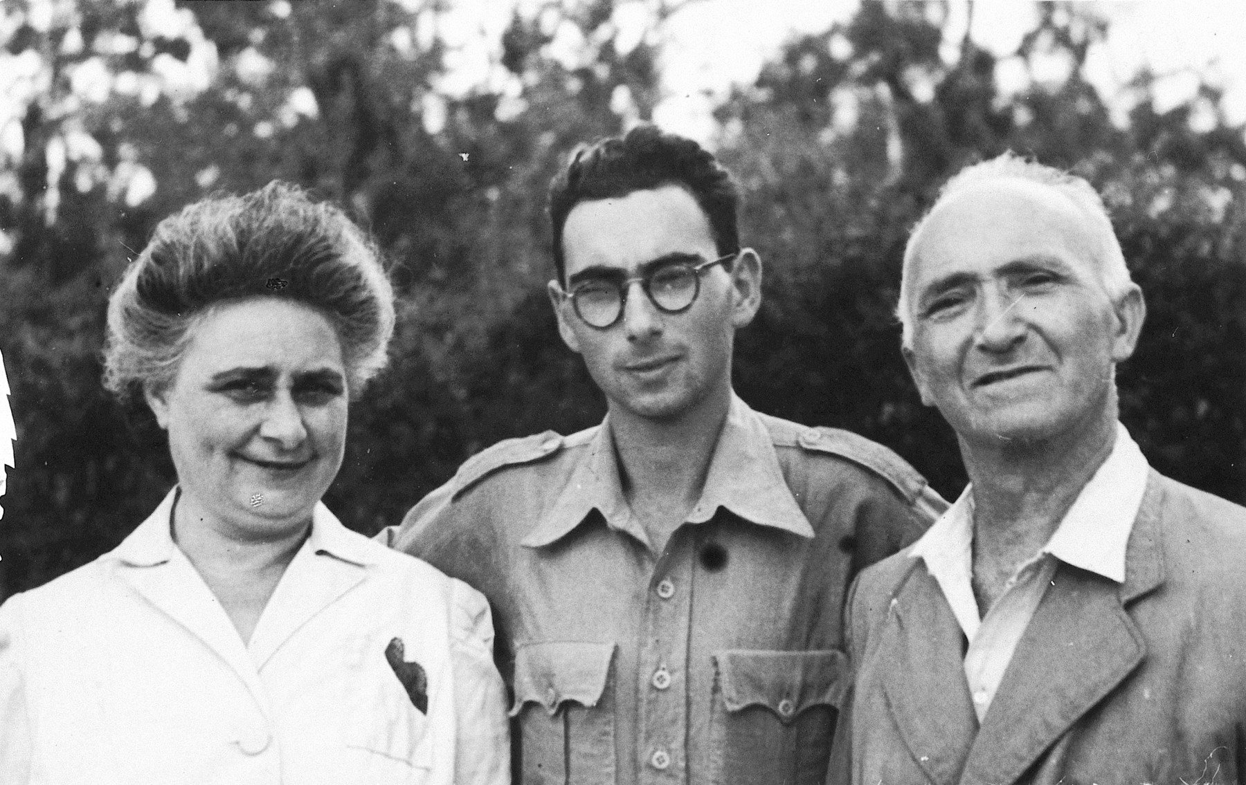 Portrait of the Wellisch family taken shortly before Heinrich left to join the Jewish Brigade.

Pictured are Jolan, Heinrich and Emil Wellisch.