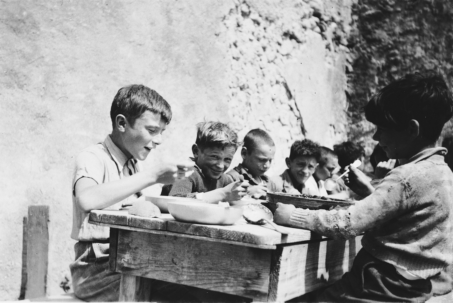 Children eat lunch in the Chateau de la Hille.

At left is Grégoire Villas. Third from left is Fred Manasse.