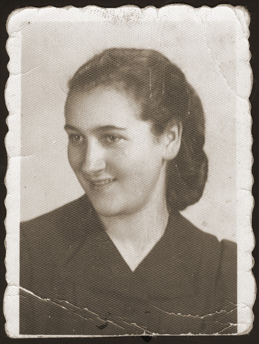 Identification card portrait of Hinda Chilewicz, taken in the Sosnowiec ghetto.