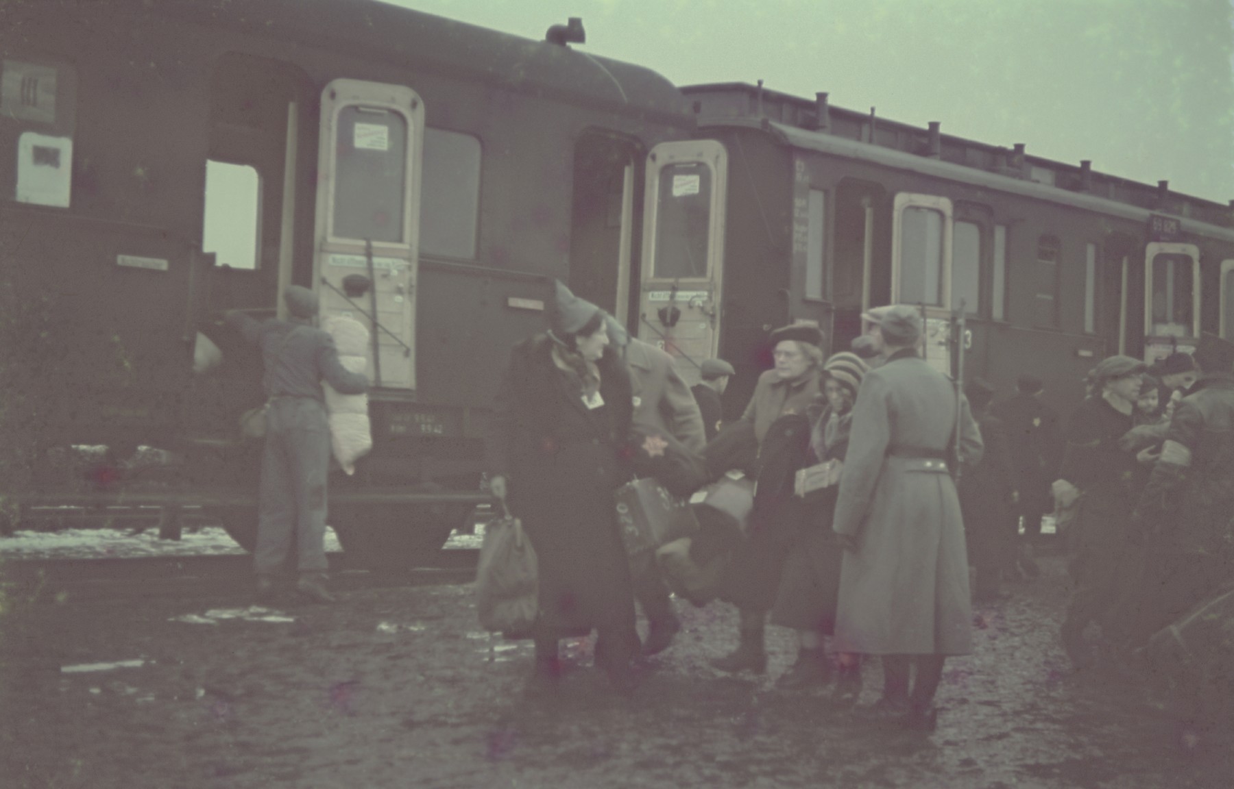 Arrival of Jews [probably from Central Europe] to the Lodz ghetto.

Original German caption: "Judenaussiedlung" (Jewish resettlement), #116.