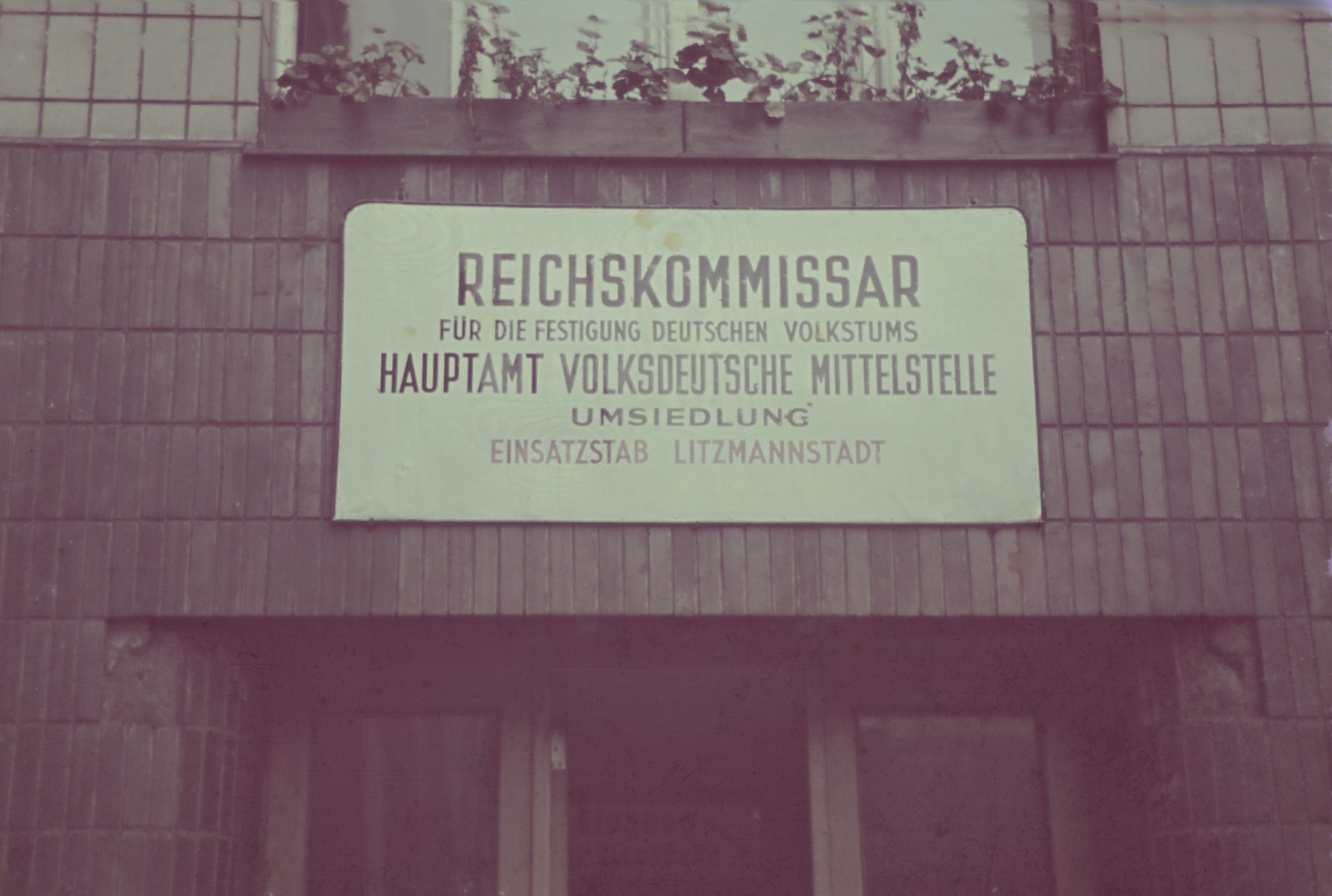 A sign posted above a doorway to the offices of the Reichskommissar in Lodz.