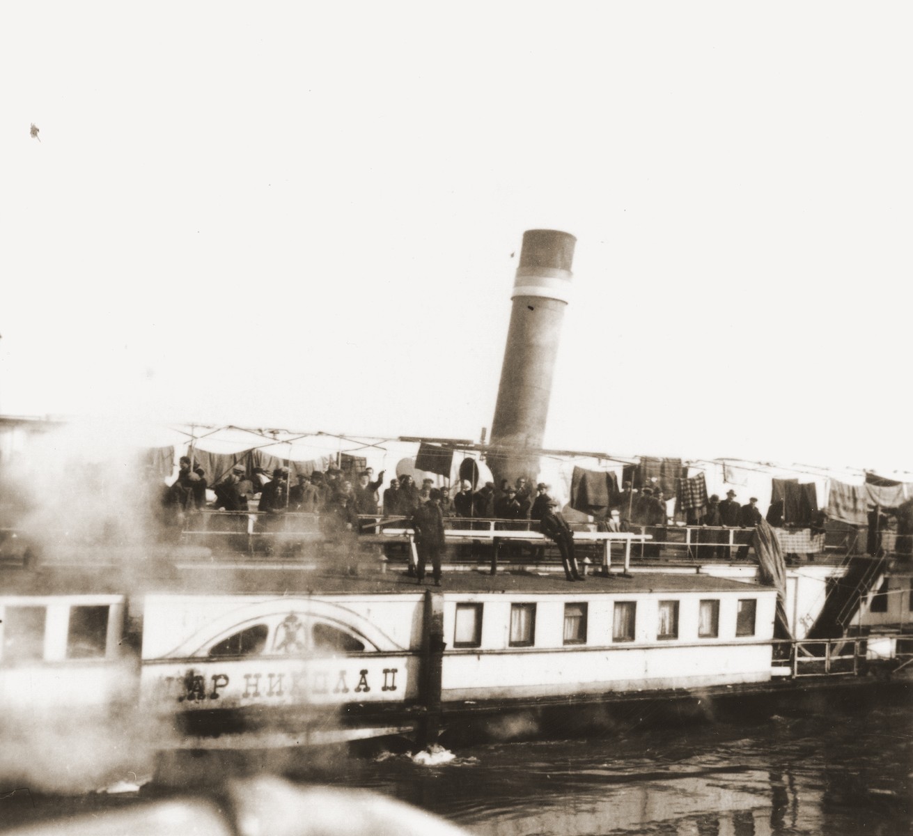 Jewish refugees from the Kladovo transport aboard the Czar Nichola II riverboat.