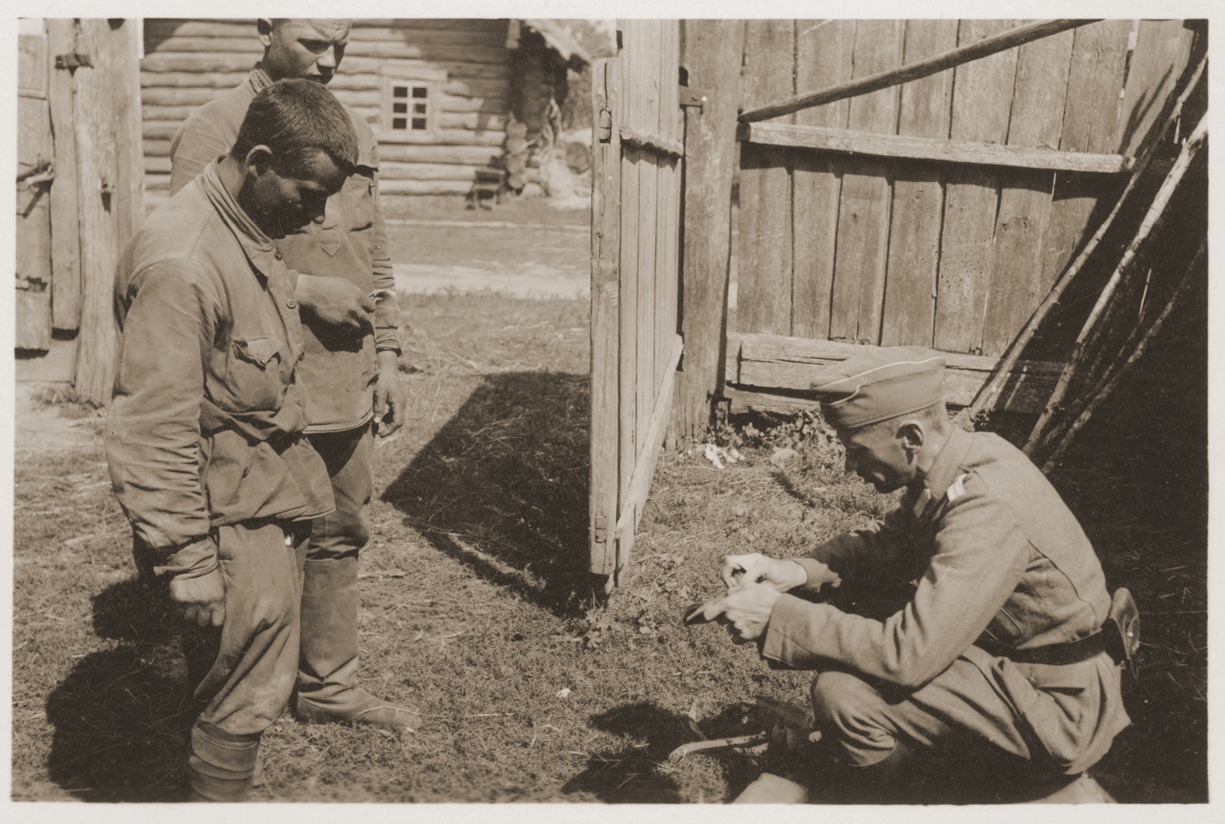 A German officer interrogates captured Soviet soldiers.
