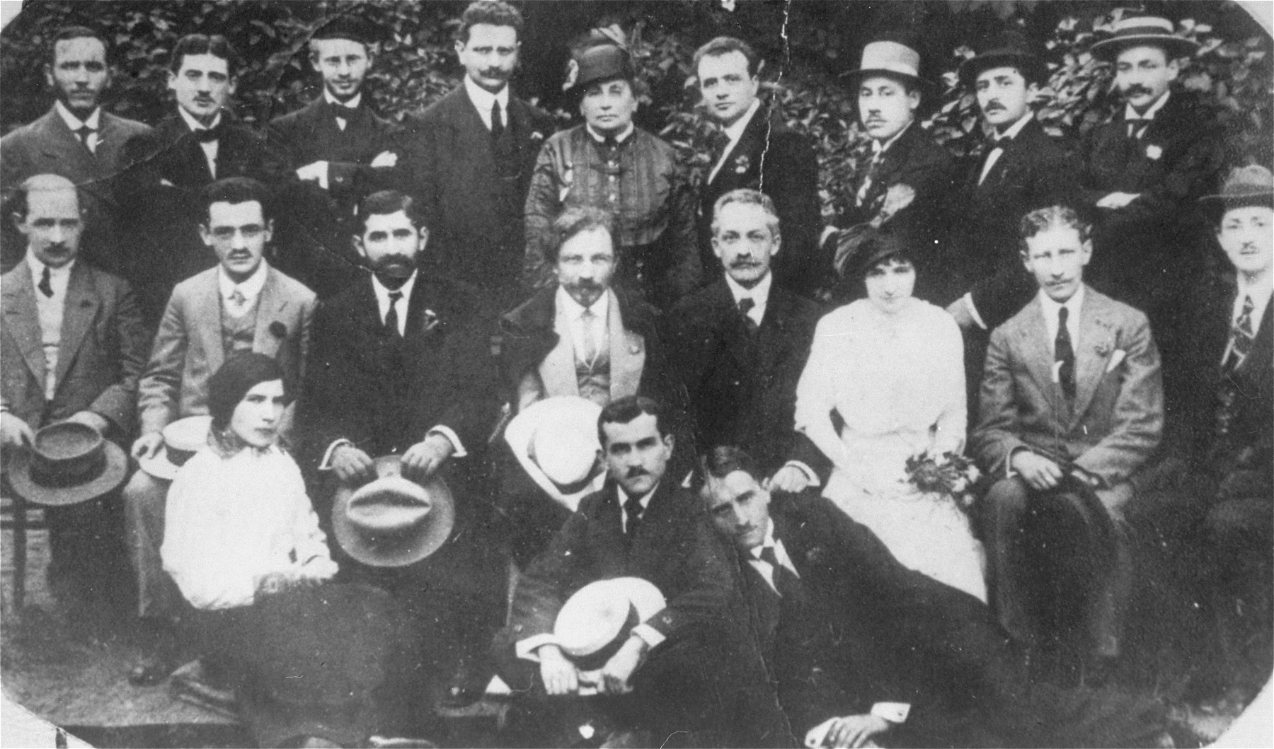 The Yiddish writer Sholem Aleichem poses with prominent members of the Jewish community during his visit to Bedzin. 

Pictured in the back row from left to right are: Icie Wygodzki, Goldsztajn and Abram Liwer.  Sholem Aleichem is seated in the middle row, fourth from the left, holding his hat.
