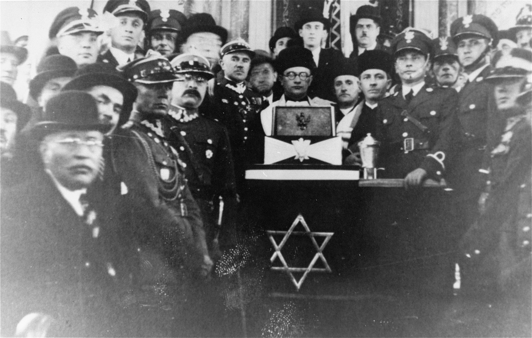 Chief Rabbi of the Polish Army, Boruch Steinberg poses with a group of Polish officers in a Krakow synagogue.

Rabbi Steinberg was later killed in Katyn massacre.