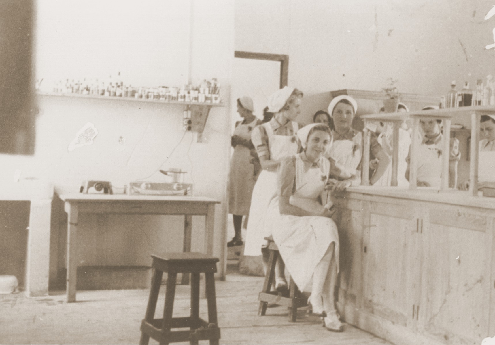 Nurses in the "laboratory" of the Recebedou camp infirmary. The woman seated could be Madame Rives. Behind her, in profile, is a nurse who was a delegate of the Red Cross.