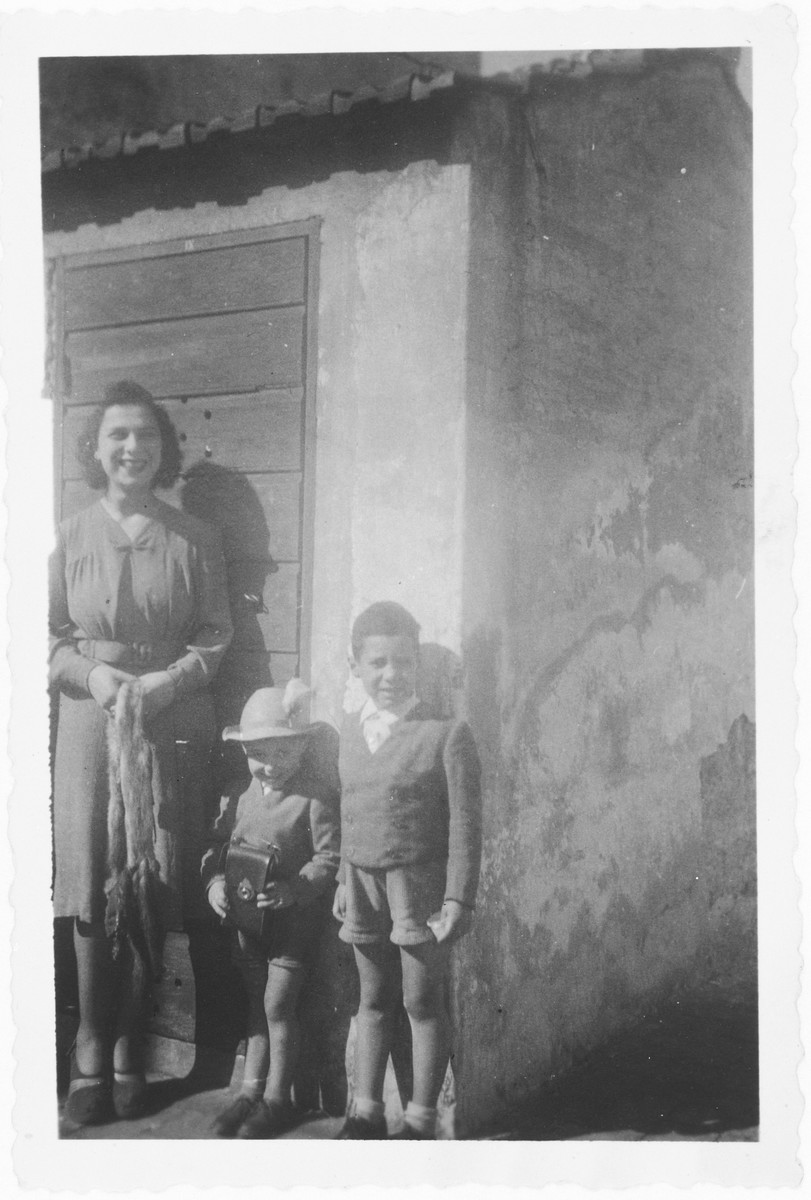 Nando and David Tagliacozzo pose with their aunt, Titti Zarfatti.