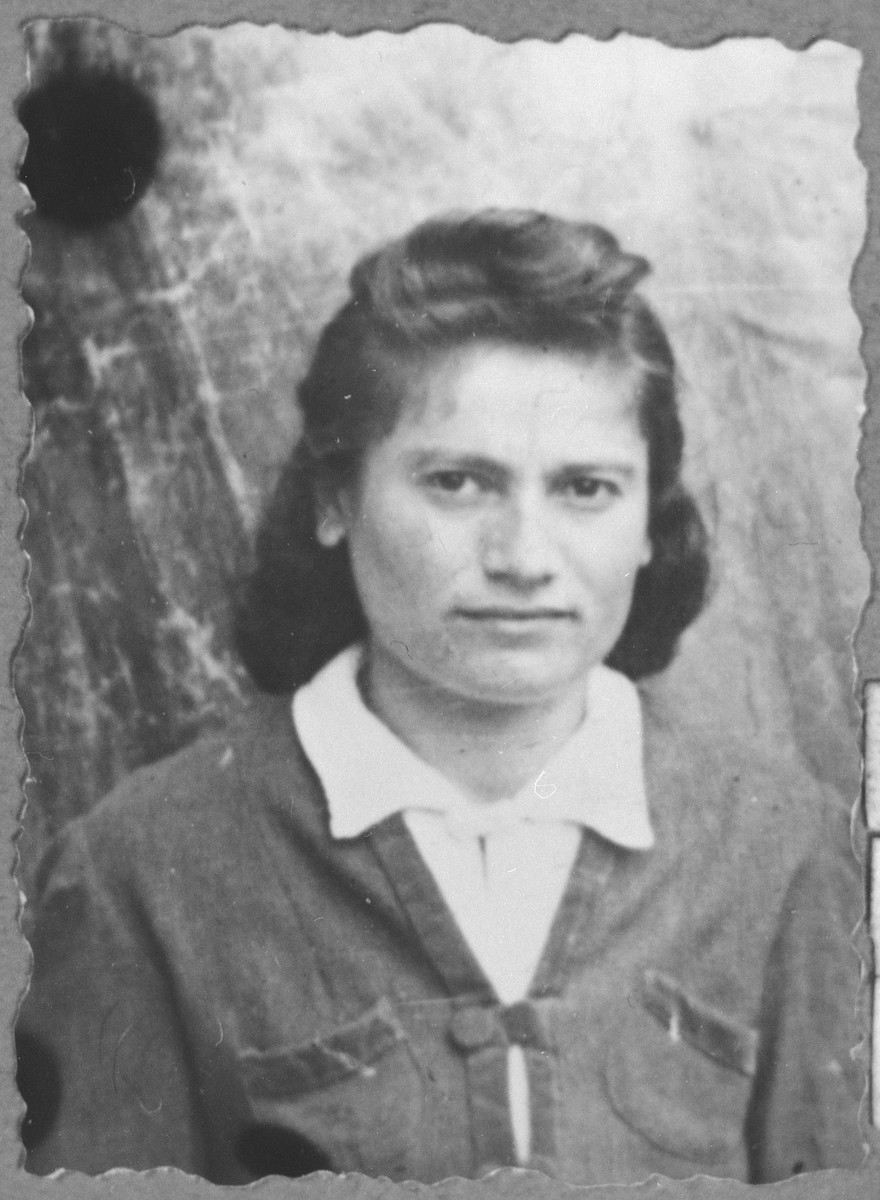 Portrait of Rebeka Russo, daughter of Yosef Russo.  She was a student.  She lived at Asadbegova 2 in Bitola.