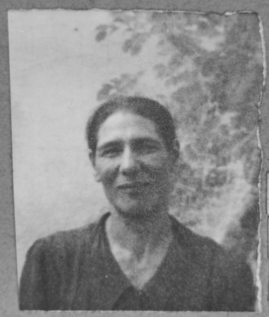 Portrait of Hana Sarfati (patronymic: Mushon).  She lived at Kossantchitcheva 18 in Bitola.