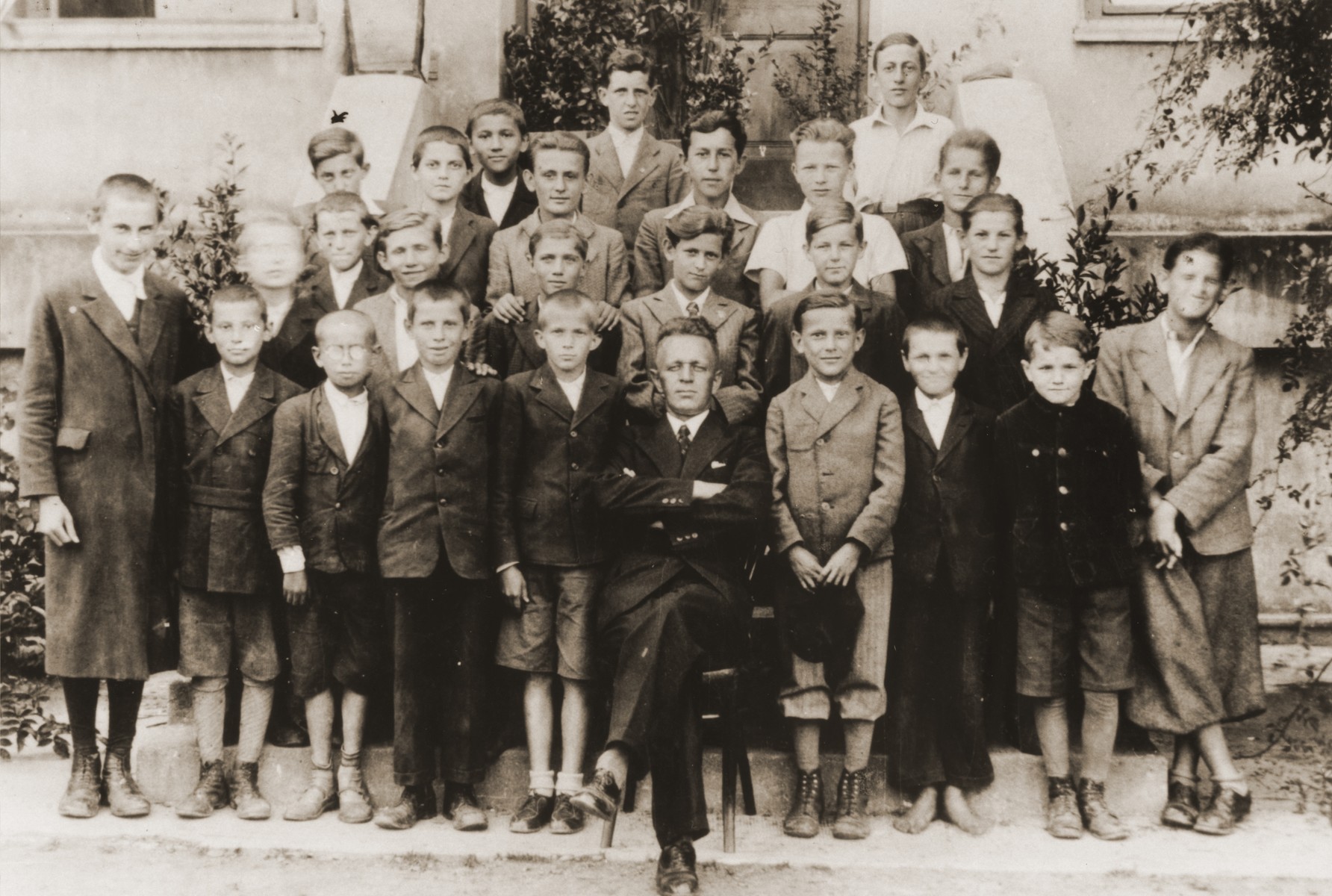 Group portrait of students and teachers at a school in Oswiecim, Poland.

Among those pictured is Szmuel Aron Silbiger.