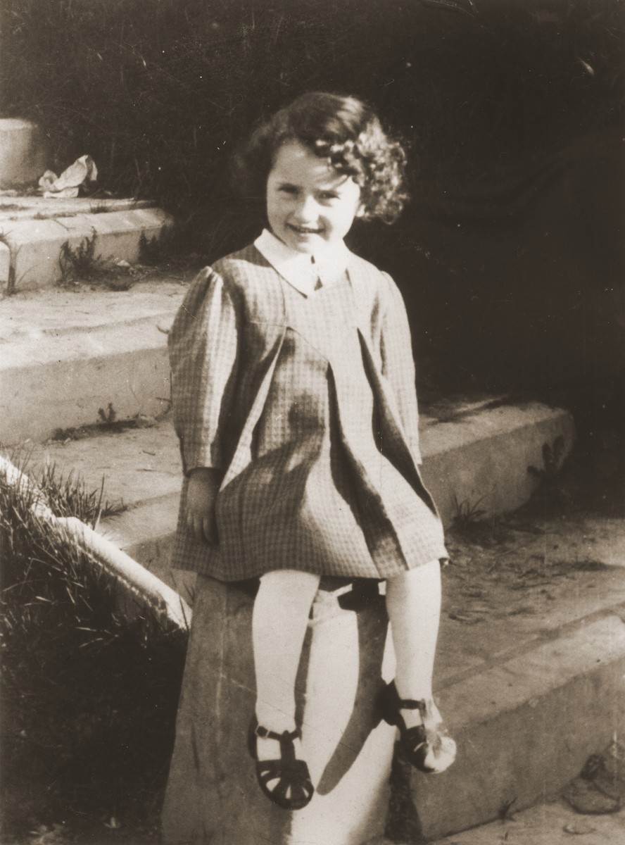Portrait of Esterka Globen, the cousin of Felicja Berland.  She perished in 1942, just before the liquidation of the Chelm ghetto.
