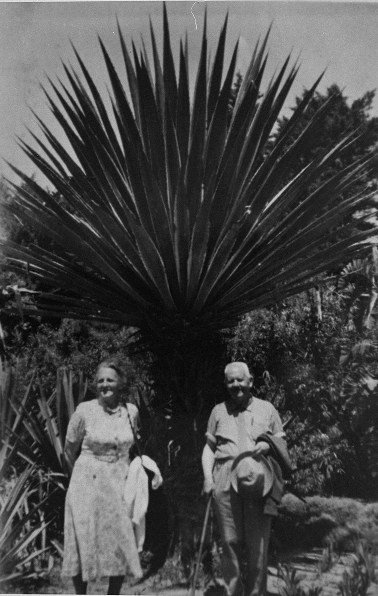 Pastor Gerardus Pontier and his wife, Dora, pose at Yad Vashem in Jerusalem after having been recognized as Righteous Among the Nations.