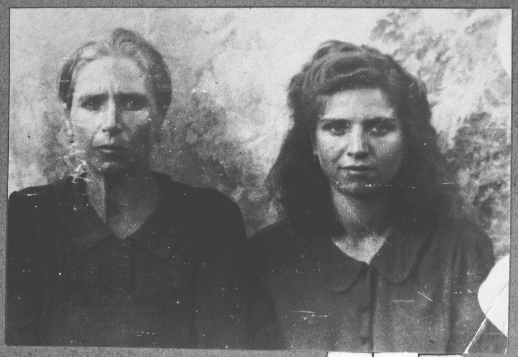 Portrait of Reina Kamchi, wife of Mois Kamchi, and Debora Kamchi, daughter of Mois Kamchi.  Debora was a student.  They lived at Herzegovatska 35 in Bitola.